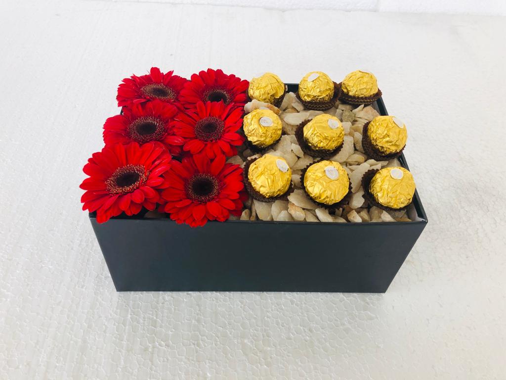 Caja Rectagular con 6 Gerberas y Bombones